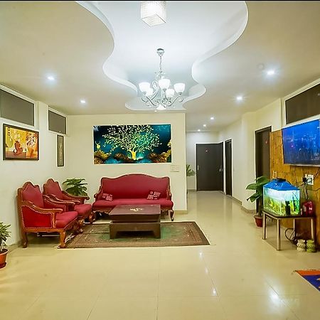 Happy Inn - Near Saket Metro New Delhi Bagian luar foto
