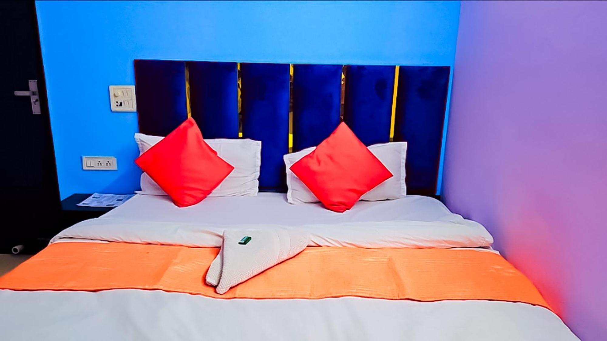 Happy Inn - Near Saket Metro New Delhi Bagian luar foto