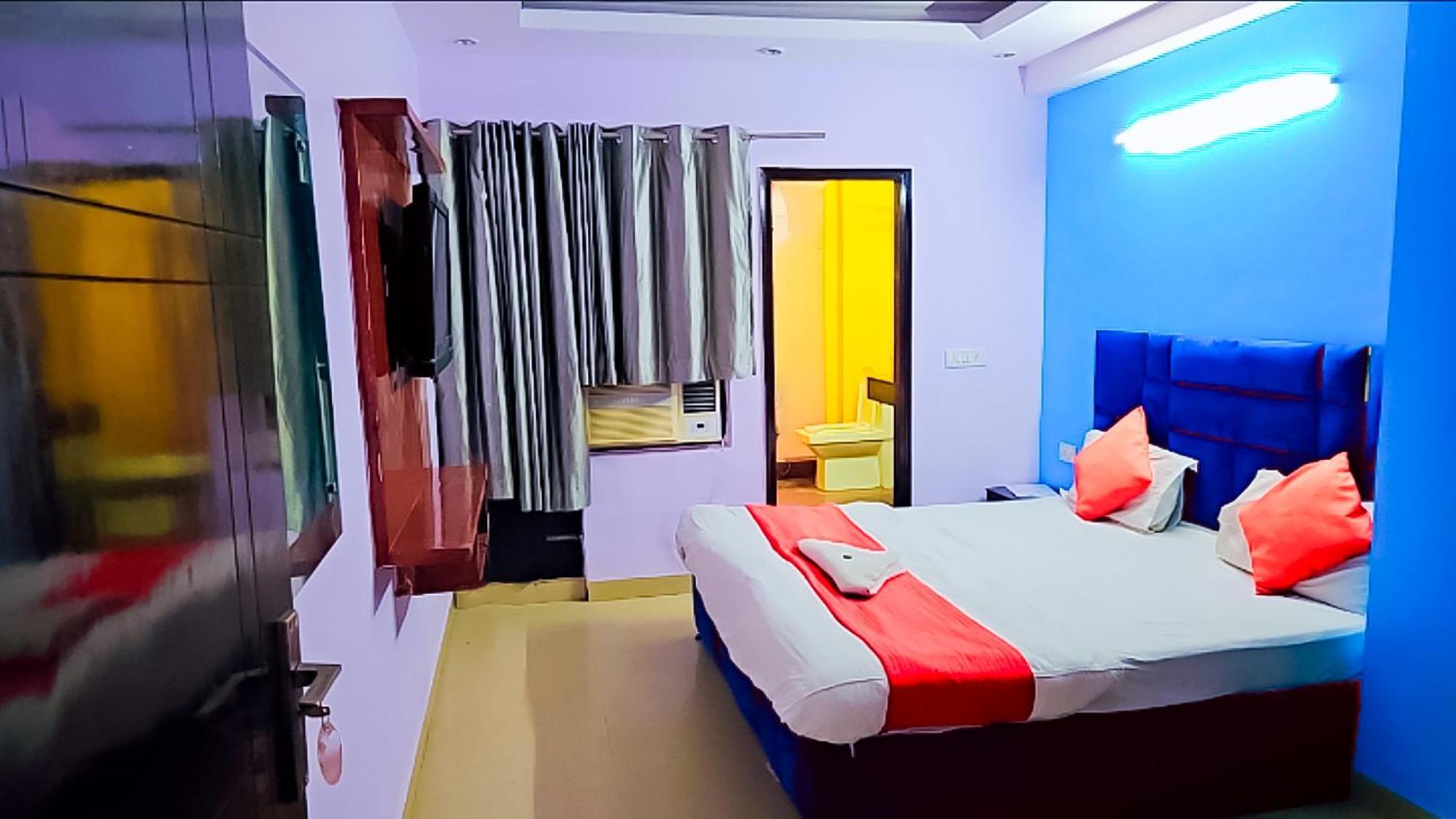 Happy Inn - Near Saket Metro New Delhi Bagian luar foto