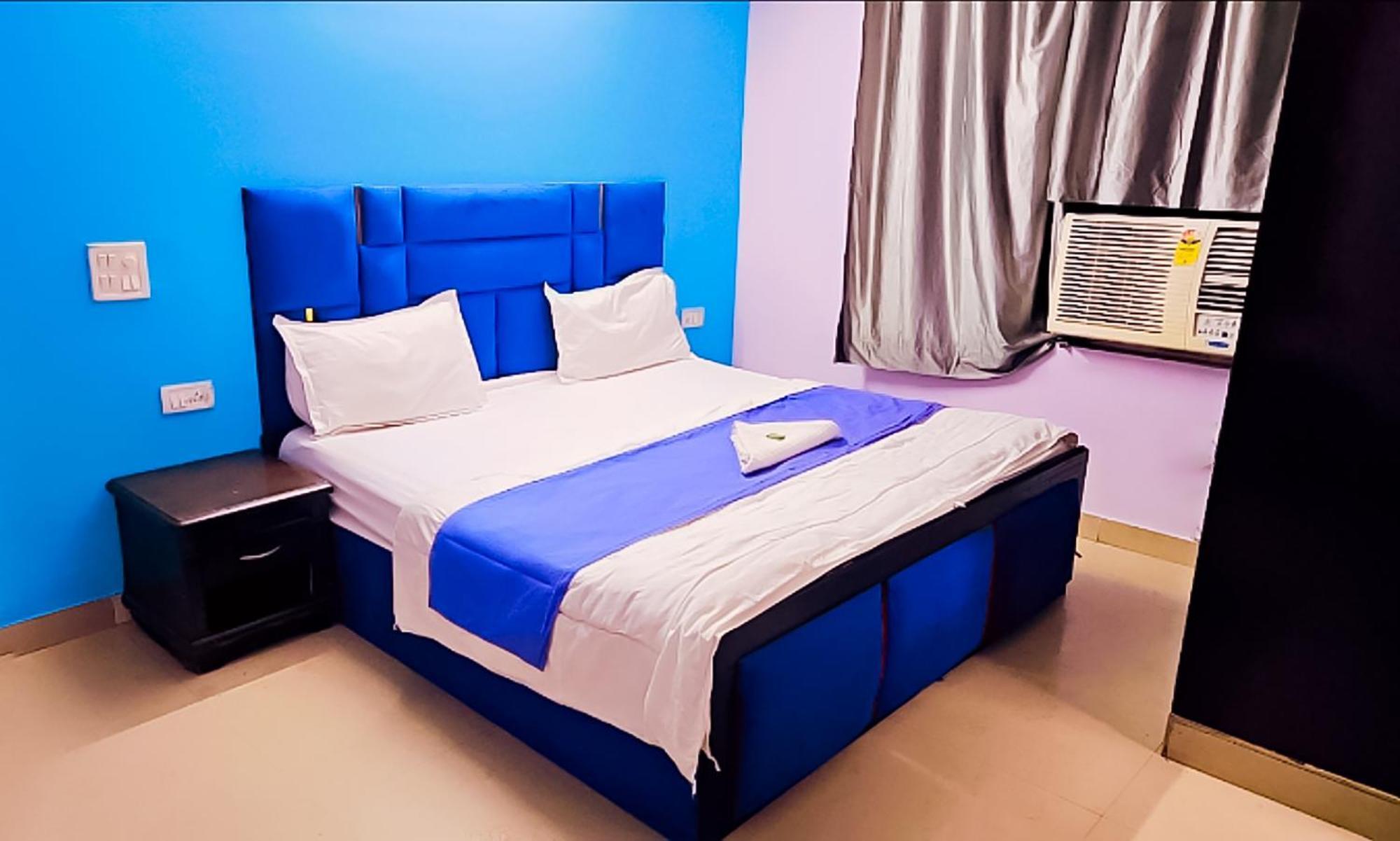 Happy Inn - Near Saket Metro New Delhi Bagian luar foto