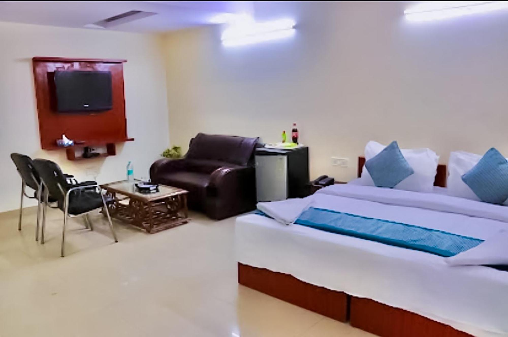 Happy Inn - Near Saket Metro New Delhi Bagian luar foto