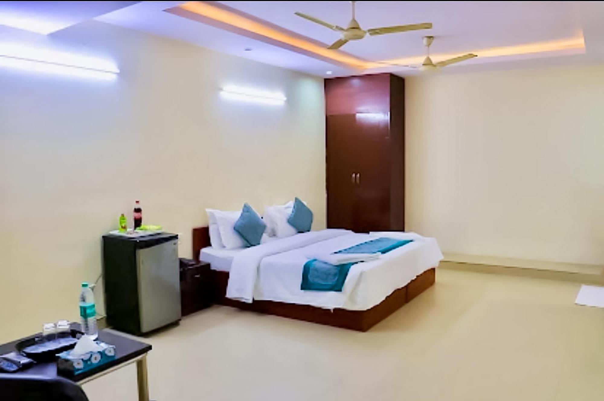 Happy Inn - Near Saket Metro New Delhi Bagian luar foto