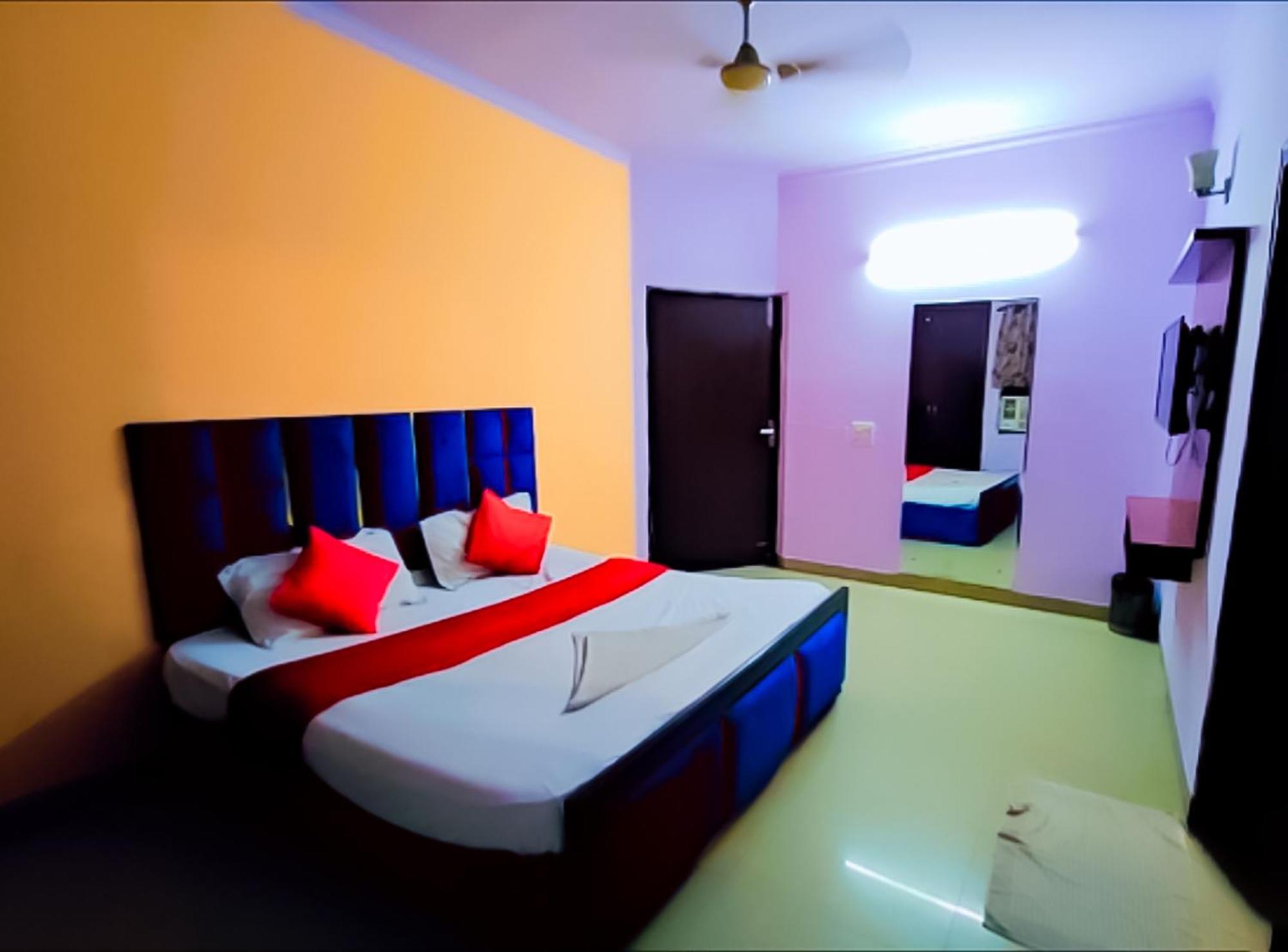 Happy Inn - Near Saket Metro New Delhi Bagian luar foto